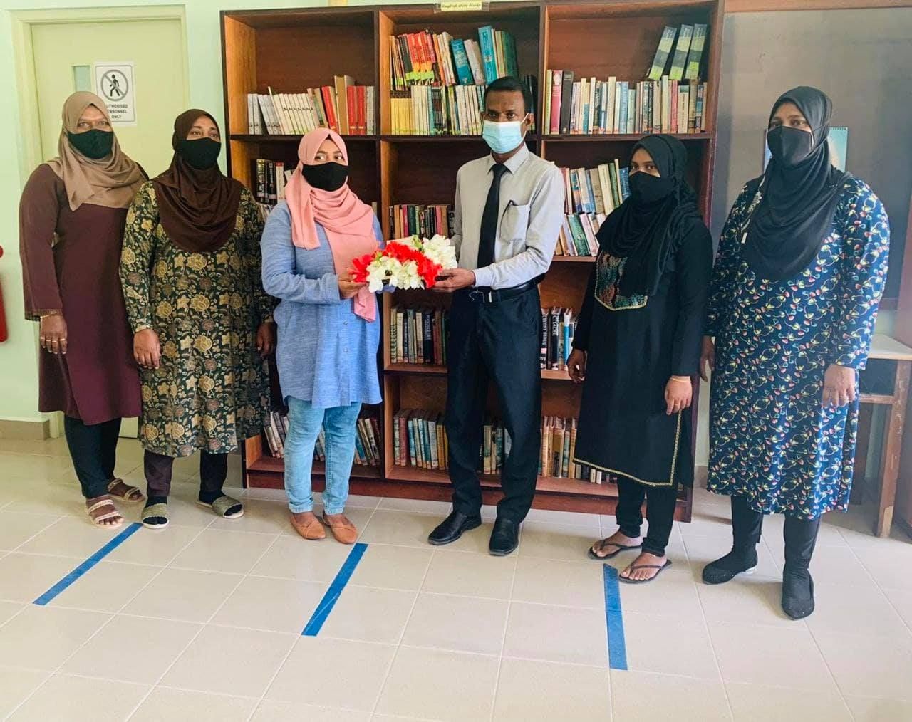 ލާމު ފޮނަދޫ އަންހެނުންގެ ކޮމެޓީއިން ފޮތް ހަދިޔާކުރުން