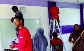 ދިރާސީ އާ އަހަރަށް މަދަރަސަތުލް އިފްތިތާހު ތައްޔާރު ކުރުމުގައި ބެލެނިވެރިންނާއި ދަރިވަރުން  މަސައްކަތުގައި- ފޮޓޯ: މަދަރަސަތުލް އިފްތިތާހު