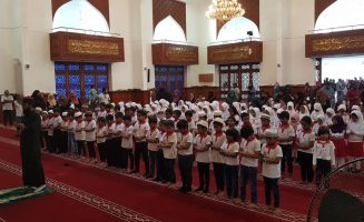 އެކްސެލް ސްކޫލްގެ ދަރިވަރުންތަކެއް އިސްލާމީ މަރުކަޒުގައި ނަމާދު ކުރަނީ: ކުޑައިރު ދީނީ ކަންތައްތަކަށް އަހުލުވެރި ކުރުވުމުން ބޮޑުވުމުން އެކަމުގެ އާދަ އަށަގެންނުވޭނެ- ފޮޓޯ: އެކްސެލް އިންޓަރނޭޝަނަލް ސްކޫލް