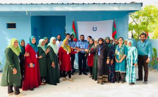 ކެޔޮދޫ ސްކޫލްގެ މުވައްޒަފުން ހަދިޔާ ދިނުމުގެ ތެރެއިން.ފޮޓޯ؛ ކެޔޮދޫ ސްކޫލް
