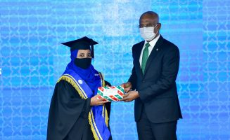 ކީރިތި ޤުރުޢާނާބެހޭ މަރުކަޒުން ކުރިއަށްގެންދިޔަ ކޯސްތަކުން ދަސްވެނިވި ދަރިވަރުންނަށް ސެޓްފިކެޓް ދިނުމުގެ ރަސްމިއްޔާތުގެ ތެރެއިން. ފޮޓޯ: ރައީސް އޮފީސް