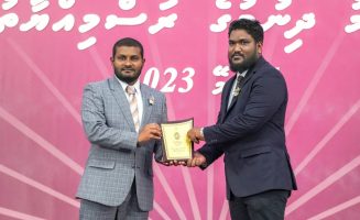 އޭ ޕާސް ސިސްޓަމެއް ތައްޔާރުކޮށް، އިހަވަންދޫ ސްކޫލްގެ ލީޑިންގ ޓީޗަރު ސްޒެއިނަށް އީޖާދީ ޢިނާމް ރައްޔިތުންގެ މަޖިލީހުގެ އިހަވަންދޫ ދާއިރާގެ މެމްބަރު ދެއްވަނީ: އޭ ޕާސް ސިސްޓަމް މެދުވެރިކޮށް އެ ސްކޫލްގެ ގިނަ މަސައްކަތްތައް ވަނީ އޮޓަމޭޓް ކޮށްފައި- ފޮޓޯ: އިހަވަންދޫ ޑޮޓް ކޮމް.