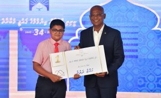 ކީރިތި ޤުރުއާން ކިޔެވުމުގެ 34 ވަނަ ޤައުމީ މުބާރާތުގެ ބަލައިގެން ކިޔެވުމުގެ ގޮފިން އެއްވަނަ ޙާސިލްކުރި އާޔަން އަޙްމަދު އިނާން؛-ފޮޓޯ// ރައީސް އޮފީސް