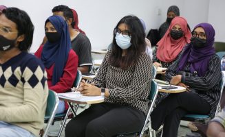 އަންނަ އަހަރު އައިޔޫއެމްގެ ކްލާސްތައް ކުރިއަށް ގެންދާނީ ކްލާސްތަކަށް ހާޒިރުވެކަމަށް އެ ޔުނިވަރސިޓީން ވަނީ ބުނެފައި. ފޮޓޯ: އައިޔޫއެމް