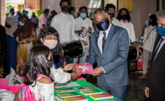 މިދިޔަ އަހަރު، ޤައުމީ ޔުނިވަރސިޓީން ބޭއްވި ފޮތް މައުރަޒު ޝަރަފުވެރިކޮށްދެއްވި، އަޔަރއެޑިޔުކޭޝަން މިނިސްޓަރު، ފޮތެއް ނެރެދެއްވަނީ