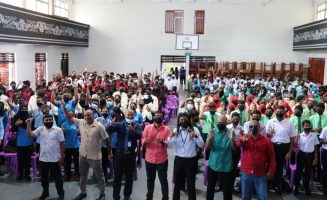 މި ސެޝަންގައި ބައިވެރވި ދަރިވަރުން ސެޝަން ނަގައިދެއްވި ބޭފުޅުންނާއެކު.  ފޮޓޯ؛ ފިޝަރީޒް މިނިސްޓްރީ