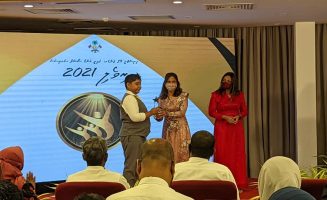މިދިޔަ އަހަރު ބޭއްވި "ރިވެލި ތަރި" އެވޯޑްގެ ތެރެއިން: މި އެވޯޑް ދެނީ، ނުޅެދުންތެރިކަން ހުންނަ މީހުންގެ ކިބައިގައި ހުރި ތަފާތު ހުނަރުތަކާއި އެ ހުނަރުތައް ދައްކާލާ، ހިތްވަރުދޭން- ފޮޓޯ: މިނިސްޓްރީ އޮފް ޖެންޑަރ އެންޑް ފެމެލީ
