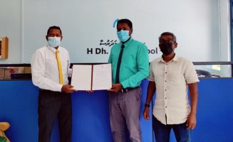 ހދ. އަތޮޅު މަދަރުސާގައި، ވައިކަރަދޫ ކައުންސިލުން ބޭބީ ނާސަރީ ކުލާސްތައް ފެށުމަށް އެއްބަސްވުމެއްގައި ސޮއިކުރުން: ރަށުގެ ރައްޔިތުން ތިބީ މި ކުލާސްތައް ފަށަން ކެތް މަދުވެފައި- ފޮޓޯ: ވައިކަރަދޫ ކައުންސިލް