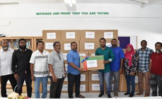 އެމް ޔޫ މަނިކު ފައުންޑޭޝަނުގެ އެހީތެރިކަމާއެކު ކެނދިކުޅުދޫ ސްކޫލްގެ ކޮމްޕިއުޓަރު ހަދިޔާކުރުން: އެ ސްކޫލްގެ ލެބަށް ޒަމާނީ ކުރިއެރުން ލިބިގެންދާނެ.- ފޮޓޯ: ކެނދިކުޅުދޫ ސްކޫލް