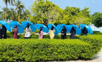 ކައުންސިލްގެ ރައީސް، ހަދިޔާއަކަށް ދިން ކުޑަ މޮޅަދޫ ސްކޫލްގެ މުއްރިސުން ނަގައިގެން- ފޮޓޯ: މޮޅަދޫ ސްކޫލް