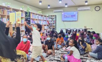 ފުވައްމުލައް ޕަބްލިކް ލައިބްރަރީއިން ކުރިއަށް ގެންދިޔަ ހަރަކާތެއްގެ ތެރެއިން،- ފޮޓޯ،ފުވައްމުލައް ޕަބްލިކް ލައިބްރަރީ