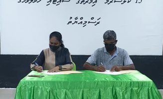 ށ.ފުނަދޫ ސްކޫލުގެ 15 ކްލާސްރޫމް އިމާރާތްކުރުމަށް ހަމަޖެހިފައިވާ ސައިޓު ހަވާލުކުރުމުގެ  ތެރެއިން؛- ފޮޓޯ: ށ.ފުނަދޫ ސްކޫލް