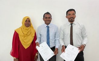 ރަށު ކައިންސިލާއި ކުޑަފަރީ ސްކޫލާ ދެމެދު އެއްބަސްވުމުގައި ސޮއިކުރުމުގެ ތެރެއިން. ފޮޓޯ: ނ.ކުޑަފަރީ ސްކޫލް