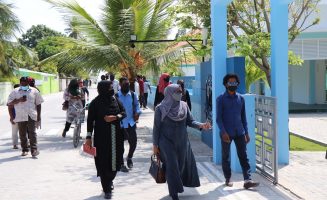 ޅ. ނައިފަރު، މަދްރަސަތުލް އިފްތިތާޙް ގެ ފަރާތުން، ރ.މީދޫ، އަތޮޅު ތަޢުލީމީ މަރުކަޒަށް ޒިޔާރަތްކުރުމުގެ ތެރެއިން؛-ފޮޓޯ:-ރ.އެޓޯލް އެޑިޔުކޭޝަން ސެންޓަރ