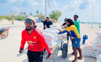 ބެލެނިވެރީންގެ ހިޔާއަށް ބޭނުންވާ ތަކެތި ގެންނަނީ.ފޮޓޯ: ލަންދޫ ސްކޫލް