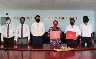 އެއްބަސްވުމުގައި ސޮއިކުރުމުގެ ތެރެއިން:ފޮޓޯ/އެޑިއުކެޝަން މިނިސްޓްރީ