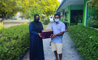މޫފުށިން ހަދިޔާ ދެނީ: ފޮޓޯ/ ހިމަންދޫ ސްކޫލް