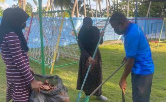 ކިނބިދޫ ސްކޫލް މުވައްޒަފުން ސާފްކުރަނީ:ފޮޓޯ/ކިނބިދޫ ސްކޫލް