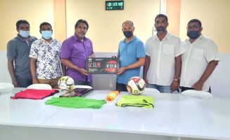 ފ.ނިލަންދޫ ސްޕޯޓްސް ކްލަބުގެ ފަރާތުން، ފ.އަތޮޅު ތަޢުލީމީ މަރުކަޒު(ފ.އޭއީސީ)އަށް ކުޅިވަރުގެ ބައެއް ސާމާނުތައް ހަދިޔާކުރުމުގެ ތެރއިން؛- ފޮޓޯ: ފ.އަތޮޅުތަ ޢުލީމީ މަރުކަޒު