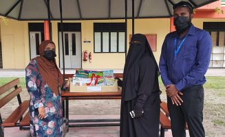 ޖަލާލުއްދީން ސްކޫލަށް  ފޮތް ހަދިޔާކުރުމުގެ ތެރެއިން:ފޮޓޯ/ ޖަލާލުއްދީން ސްކޫލް
