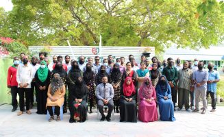 ޕްރިންސިޕަލް މަތީން، ފޯކައިދޫ ސްކޫލުގެ މުވައްޒަފުންނާއެކު؛- ފޮޓޯ: ފޯކައިދޫ ސްކޫލް