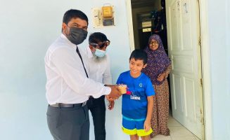 މުދައްރިސުން ގޭގެއަށް ގޮސް ހަދިޔާ ދެނީ:ފޮޓޯ/ ހަމަދް ބިން ހަލީފާ އަލް ތާނީ ސްކޫލް