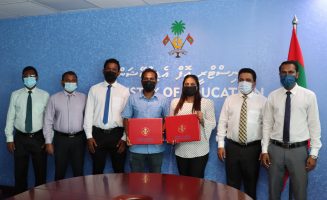އެއްބަސްވުމުގަ ސޮއިކުރުމުގެ ތެރެއިން؛- ފޮޓޯ:އެޑިއުކޭޝަން މިނިސްޓްރީ