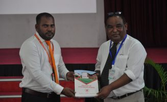 އިއްޔެ "އިމާދުއްދީން ސްކޫލް ޕޮލިސީސް" ގެ ނަމުގައި ފޮތެއް ނެރުމުގެ ރަސްމިއްޔާތުގެ ތެރެއިން؛- ފޮޓޯ" އިމާދުއްދީން ސްކޫލް