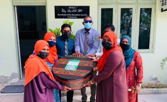 ކެޔޮދޫ ސްކޫލުން އެ ރަށު ކައުންސިލަށް މޭވާގެ މަލާފަތެއް ހަދިޔާކުރުން