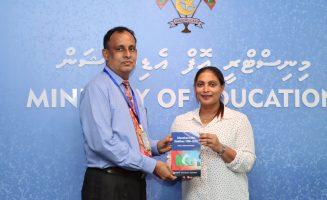 އެޑިޔުކޭޝަން މިނިސްޓަރ ޑރ.ޢާއިޝަތު ޢަލީ، "އެޑިޔުކޭޝަން އިން ދަ މޯލްޑިވްސް 1900-2015" މި ފޮތުގެ ކޮޕީ، ބައެއް ސްކޫލުތަކުގެ ލައިބްރެރީއަށް ހަދިޔާ ކުރެއްވުން؛- ފޮޓޯ//އެޑިޔުކޭޝަން މިނިސްޓްރީ