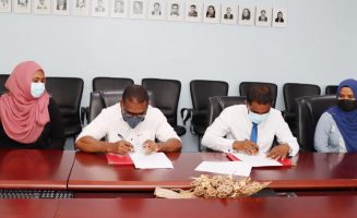 އެއްބަސްވުމުގައި ސޮއިކުރުމުގެ ރަސްމިއްޔާތުގެ ތެރެއިން.ފޮޓޯ:މިނިސްޓްރީ އޮފް އެޑިއުކޭޝަން