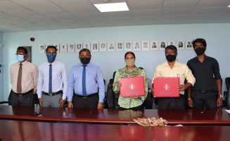 އެއްބަސްވުމުގައި ސޮއިކުރުމުގެ ތެރެއިން. ފޮޓޯ: އެޑިއުކޭޝަން މިނިސްޓްރީ