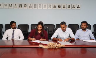 އެއްބަސްވުމުގައި ސޮއިކުރުމުގެ ތެރެއިން. ފޮޓޯ؛ އެޑިއުކޭޝަން މިނިސްޓްރީ
