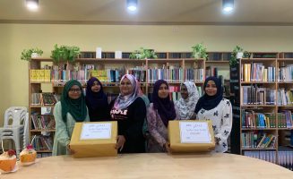 ގެމަނަފުށީ ސްކޫލްއިން ފުވައްމުލައް ލައިބްރަރީއަށްކުރި ޒިޔާރަތުގެ ތެރެއިން.