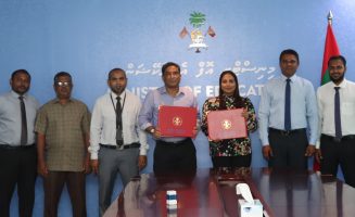 އެއްބަސްވުމުގައި ސޮއިކުރުމުގެ ތެރެއިން.ފޮޓޯ/އެޑިއުކޭޝަން މިނިސްޓްރީ