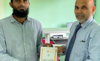 ރ.ކިނޮޅަހު ސްކޫލުން، ލިޔަން ކިޔަން ދަސްކުރަމާގެ ޕްރޮގްރާމުގެ ދަށުން، އެ ސްކޫލުގެ ދަރިވަރުންނާއި މުދައްރިސުން ބޭނުންކުރުމަށް ތައްޔާރުކުރެވުނު ފޮތް "ދިވެހި ކިޔުން 1" މިއަދު އިފްތިތާހްކުރުން؛- ފޮޓޯ//ކިނޮޅަހު ސްކޫލް