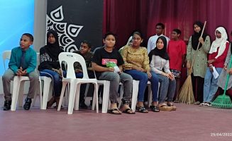 މުޙްޔިއްދީން ސްކޫލުގެ ދަރިވަރުން، އިސްލާމްދީނުގައި ޒަކާތާއި ޞަދަޤާތަށް ދެވިފައިވާ އަހައްމިއްޔަތުކަން ދައްކުވައިދޭ ރޯލްޕްލޭގެ ތެރެއިން؛-ފޮޓޯ/ މުޙްޔިއްދީން ސްކޫލް