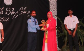 ޝާހާއަށް އެވޯޑް ހަވާލުކޮށް ދެއްވަނީ- ފޮޓޯ: ފެންފުށީ ސްކޫލް