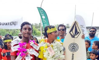 "މުލީކޮޅު ރާޅުގަނޑު" ގެ ޖޫނިއާ ބައިގެ ޗެމްޕިއަންކަން ޝާނިފު(ކ) އަދި އޭނާއާ ވާދަކުރި ޖުމާން އާއެކު: ފޮޓޯ: މުލަކު ސްކޫލް