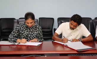 މާރަންދޫ ސްކޫލްގައި އަޅާ ދެބުރީގެ އިމާރާތުގެ އެއްބަސްވުމުގައި އެޑިޔުކޭޝަން މިނިސްޓަރު ސޮއިކުރައްވަނީ- ފޮޓޯ: އެޑިޔުކޭޝަން މިނިސްޓްރީ
