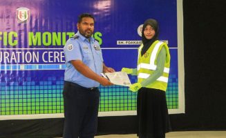 ފޯކައިދޫ ސްކޫލްގެ ދަރިވަރަކަށް ޓްރެފިކް މޮނިޓަރު ކަމުގެ ލިޔުމާއި ޓެގް ހަވާލުކުރަނީ- ފޮޓޯ: ފޮލިސް ސާޥިސް