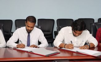ރ. އަތޮޅު އޭއީސީގެ އާއިމާރާތުގެ އެއްބަސްވުމުގައި ސޮއިކުރަނީ: 365 ދުވަހުގެ ތެރޭގައި މަސައްކަތް ނިންމަންޖެހޭ- ފޮޓޯ: އެޑިޔުކޭޝަން މިނިސްޓްރީ