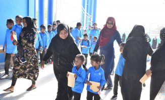 ދިރާސީ އާ އަހަރުގެ ފުރަތަމަ ދުވަހު މިލަންދޫ ސްކޫލްގެ ދަރިވަރުންތަކެއް ސްކޫލަށް ދަނީ: މިލަންދޫ ސްކޫލަށް 75 އަހަރުފުރޭ އަލިމަސް ޔޫބީލްއާ ގުޅިގެން ގިނަ ހަރަކާތްތަކެއް އެ ސްކޫލުން ކުރިއަށް ގެންދަން ވަނީ ރާވާފައި- ފޮޓޯ: މިލަންދޫ ސްކޫލް