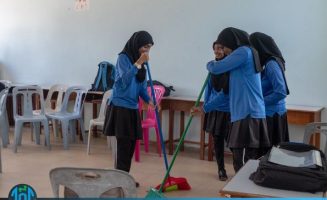 ދ. އަތޮޅު ތަޢުލީމީމަރުކަޒުގެ ދަރިވަރުން ކުލާސް ސާފުކުރުމުގެ މަސައްކަތުގައި: ދިރިއުޅުމަށް ތައްޔާރުވެފައިވާ ކުދިން އެފެއްދުމަށް ދަރިވަރުންގެ ހުނަރު ތަރައްޤީ ކުރަންޖެހޭ- ފޮޓޯ: ދ. އަތޮޅު ތަޢުލީމީމަރުކަޒު