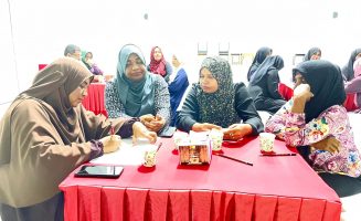 މަޑުއްވަރީ ސްކޫލުން ގުރޭޑް 10ގެ ދަރިވަރުންގެ ބެލެނިވެރިންނާއެކު ކޮފީއެއްގައި: ބޭނުމަކީ ދަރިވަރުންގެ ކިޔުމާ ގުޅޭ ގޮތުން ދެފަރާތުން ވާހަކަތައް އަޑުއެހުން- ފޮޓޯ: މަޑުއްވަރީ ސްކޫލް