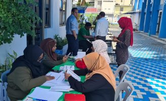 ސީއެޗްއެސްއީއަށް ވަނުމަށް ދަރިވަރަކު ފޯމް ހުށަހަޅީ: އެހެން އަހަރުތަކަށްވުރެ މި އަހަރު ކިޔަވާ ދަރިވަރުންގެ އަދަދު އިތުރުވާނެ- ފޮޓޯ: ސީއެޗްއެސްއީ