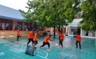 ބޮޑުފޮޅުދު ސްކޫލްގެ ފިރިހެން ދަރިވަރުން ވާރެތެރޭގައި ފުޓްސެލް ކުޅެނީ: އެ ސްކޫލުން ދަރިވަރުނަށް ހޯދައިދިނީ އުފަލާއެކު ކުޅެލާނެ ތަފާތު ވަގުތުކޮޅެއް- ފޮޓޯ: ބޮޑުފޮޅުދޫ ސްކޫލް