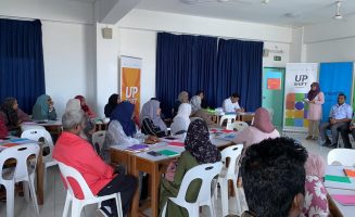 ޔުނިސެފުގެ އަޕްޝިފްޓް ޕްރޮގްރާމް ސްކޫލްތަކުގައި ހިންގަން މުދައްރިސުން ތަމްރީނު ކުރުމަށް ކުރިއަށް ގެންދިޔަ ބައްދަލުވުމުގެ ތެރެއިން- ފޮޓޯ: ޔުނިސެފް މޯލްޑިވްސް