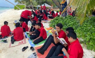 ބަނޑިދޫ ސްކޫލްގެ ދަރިވަރުން ގޮނޑުދޮށުގައި ފޮތް ކިޔަނީ: ކިޔުމާއި ލިޔުމަށް ދަރިވަރުންގެ ޝަޢުޤު އުފައްދަންޖެހޭ، އެއީ ގިނަ ކަންތައްތަކެއްގެ ފަރުވާއެއް- ފޮޓޯ: ބަނޑިދޫ ސްކޫލް