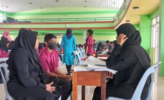 ދަރިވަރުގެ ކުރިއެރުން ބެލެނިވެރިންނަށް ޙިއްސާކުރުމަށް، ހަމަދު ސްކޫލުގައި ކުރިއަށް ގެންދިޔަ ބައްދަލުވުމުގެ ތެރެއިން: 12 ކުލާސްރޫމާއެކު ޖާގައިގެ ދަތިކަން ހައްލުވެގެންދާނެ- ފޮޓޯ: ޙަމަދު ސްކޫލް